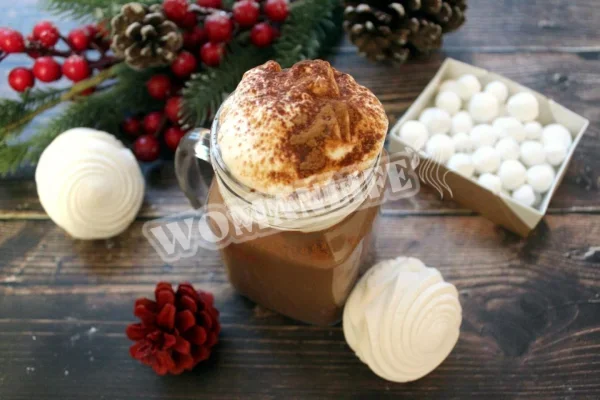 Какао зі збитими вершками і зефіром