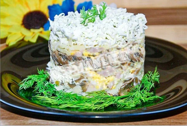 Салат «Наречена» з грибним майонезом і копченою куркою