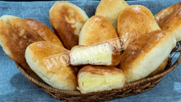 Пиріжки з картопляною начинкою та цибулею на свіжих дріжджах