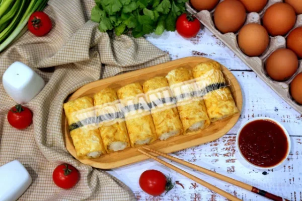 Яєчні рулетики з рисом і тунцем