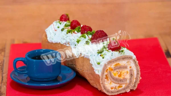 Бісквітний рулет з сирним кремом і курагою