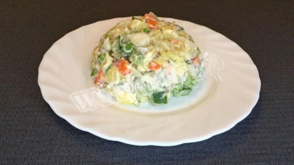 Картопляний салат з болгарським перцем і оливками