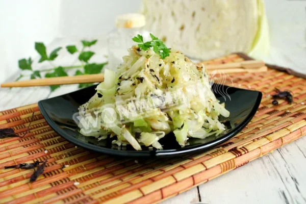 Білокачанна капуста з кунжутом на сковороді