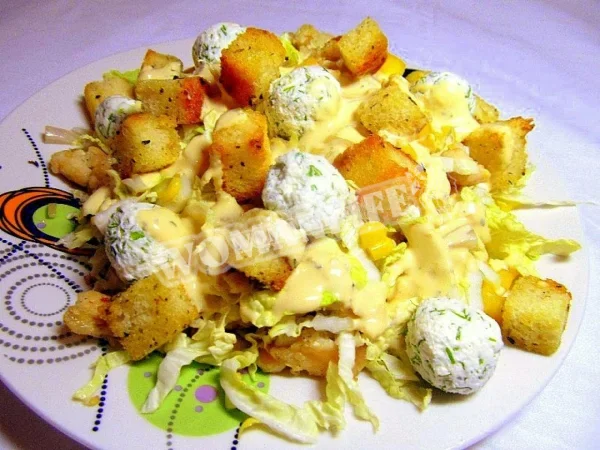 Ревний салат з грінками, пекінською капустою, куркою