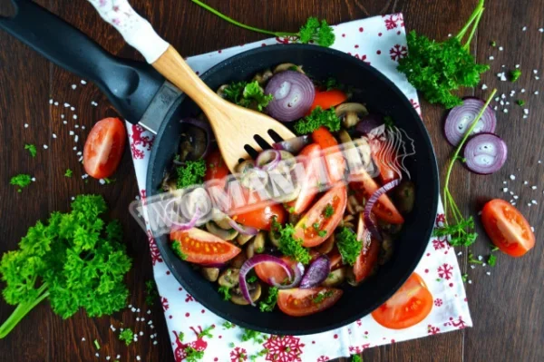 Печериці з помідорами, смажені на сковороді