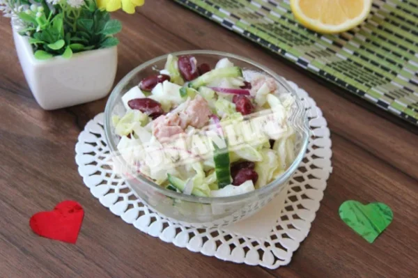 Салат з консервованим тунцем, огірками та червоною квасолею