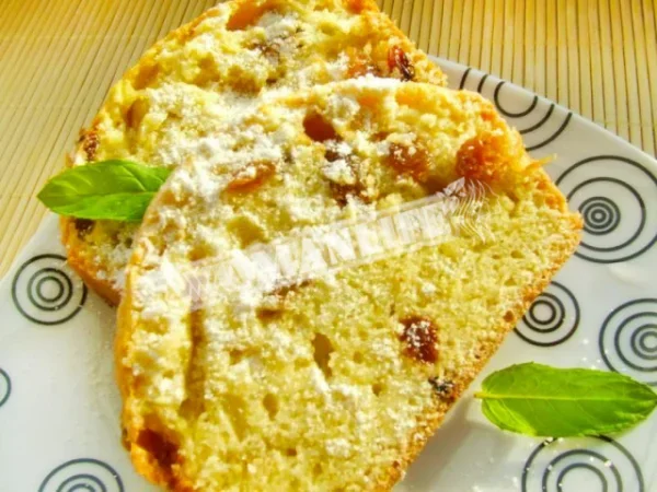 Простий і швидкий кекс з родзинками