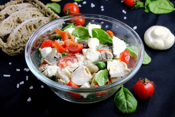 Салат з куркою, печерицями, помідорами та сиром
