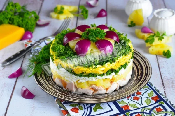 Салат з копченою грудкою, ананасом і сиром