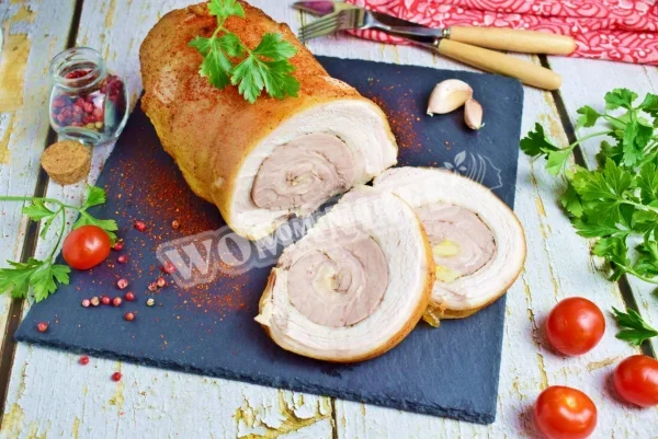 Рулет зі свинячої шлунки, запечений в духовці