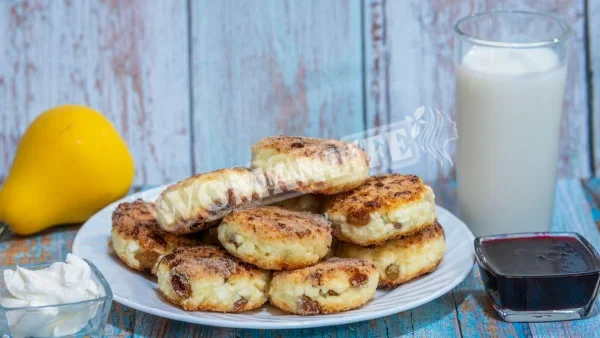 Сирні оладки з родзинками і манкою без борошна