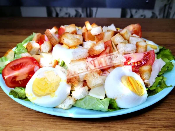 Салат Цезар з куркою і соусом