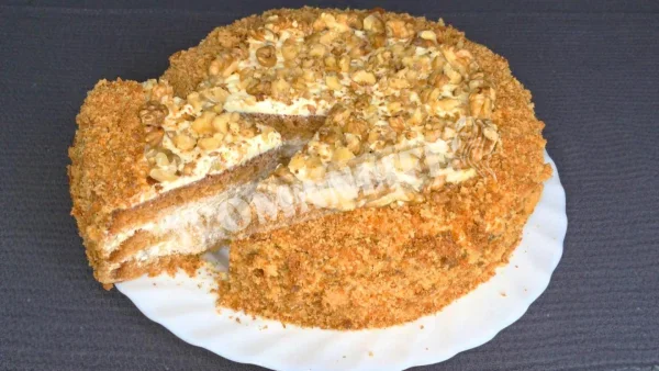 Медовий бісквіт з волоськими горіхами