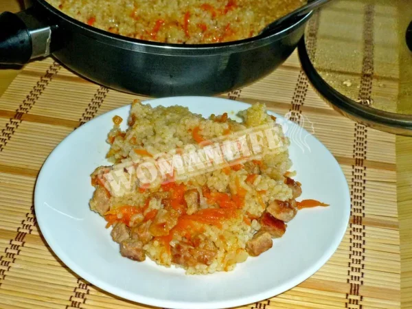 Плов зі свинини в глибокій сковороді