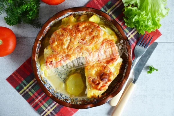 Куряче філе з картоплею в духовці