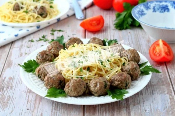 Вермішель з фрикадельками на сковороді