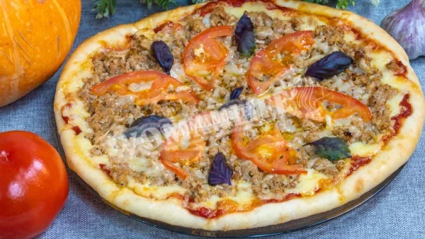 Піца з яловичим фаршем, сиром і помідорами