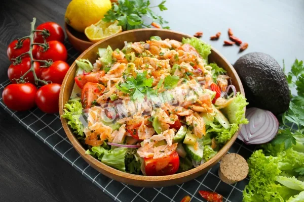 Салат з копченою горбушею та овочами