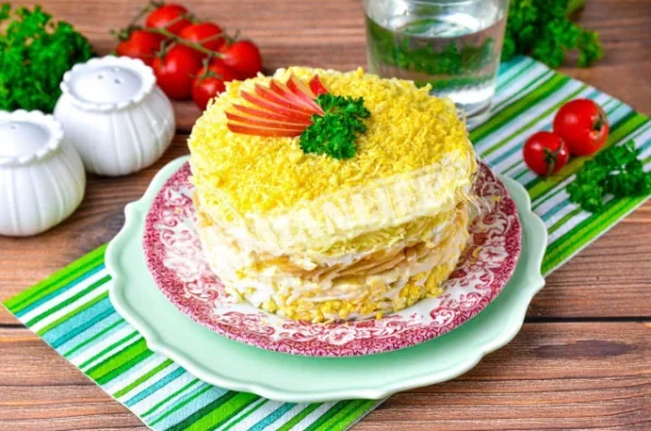 Салат з яблуками, сиром і яйцями
