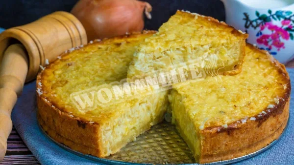 Цибулевий пиріг з курячими яйцями і сиром