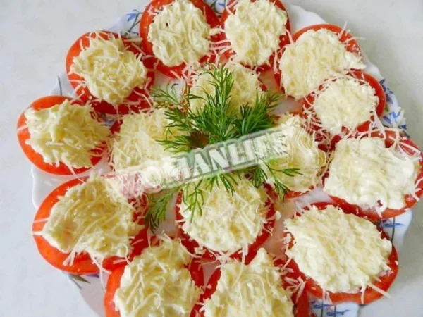 Томатна закуска з сирно-часниковою начинкою