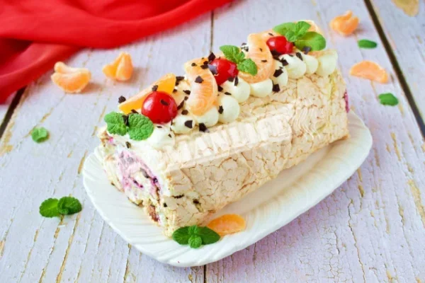 Рулет безе з сиром і вершками