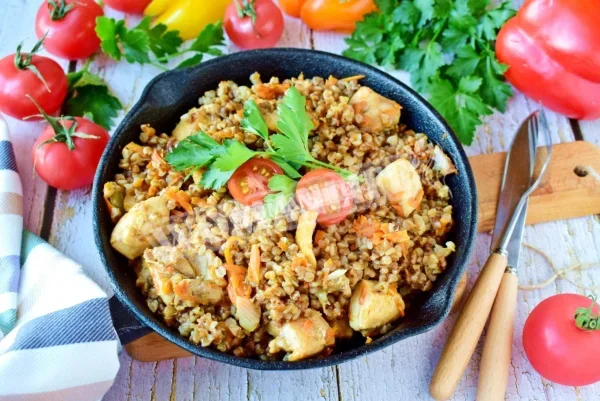 Гречка з куркою на сковороді