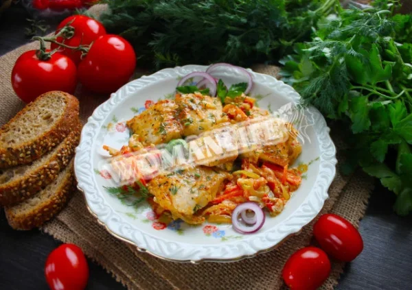 Пангасіус з овочами і сметаною на сковороді