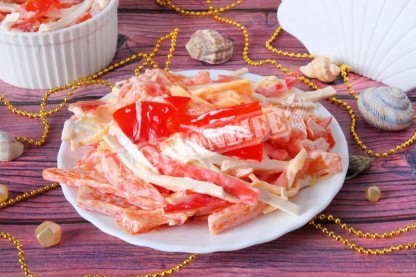 Мікс салатів Червоне море з сиром і крабовими паличками