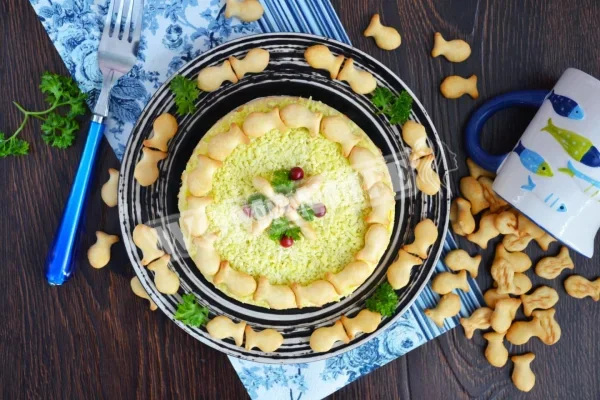 Салат з сухариками і рибними консервами