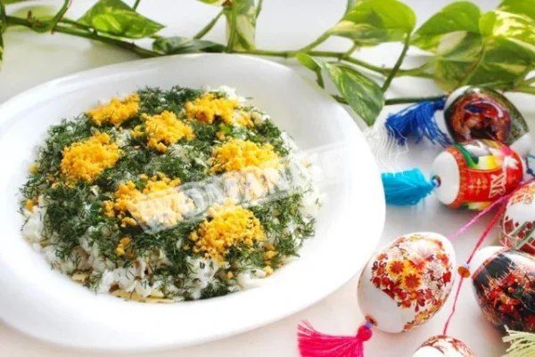 Салат з печерицями, твердим сиром і курячим філе