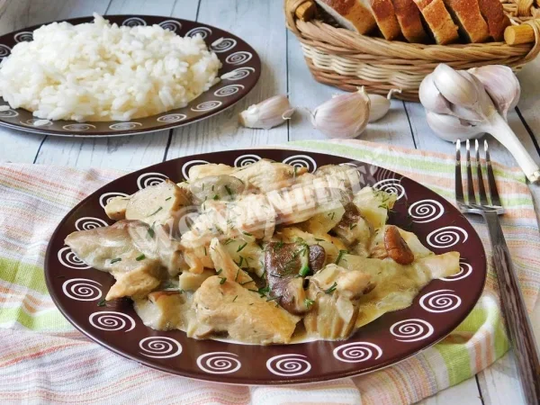 Куряче філе у вершках з грибами, часником, цибулею
