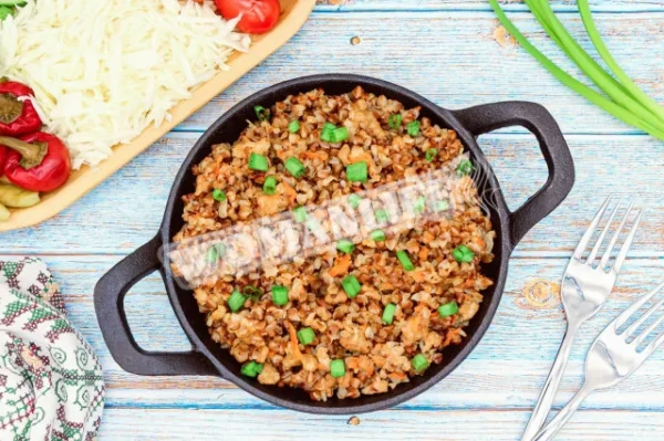 Гречка з фаршем на сковороді