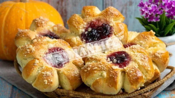 Здобні булочки з варенням і стрейсельною крихтою