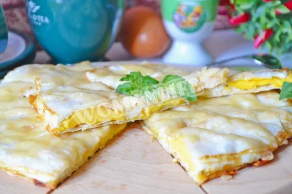 Закуска з лавашу з яйцем, сиром і зеленню