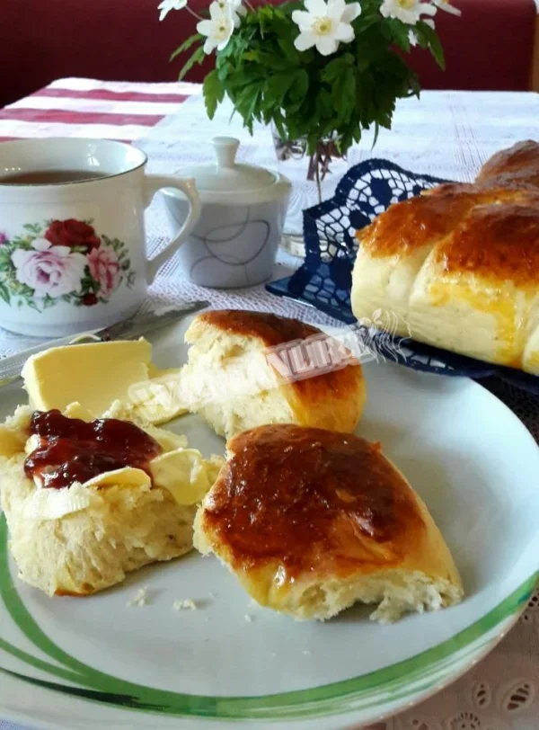 Прості молочні булочки на сухих дріжджах