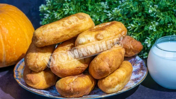 Смажені пиріжки з картоплею, цибулею та грибами без дріжджів