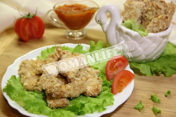 Куряче філе в сухарях, запечене в сметані