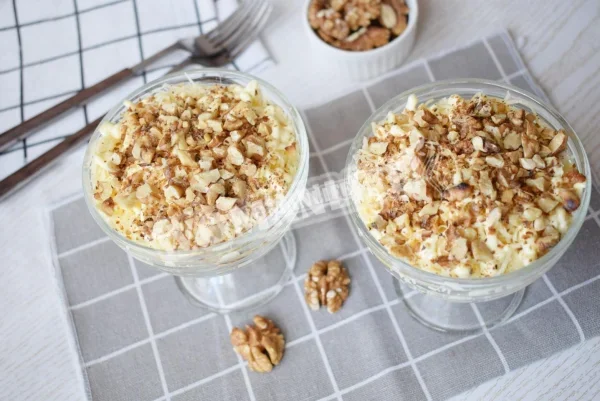 Порційний салат з курячого філе, яйцем і сиром в піалах