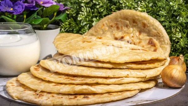 Катлама з цибулею на сковороді
