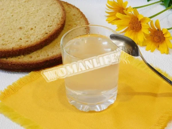 Простий сироп з цукру і води для замочування