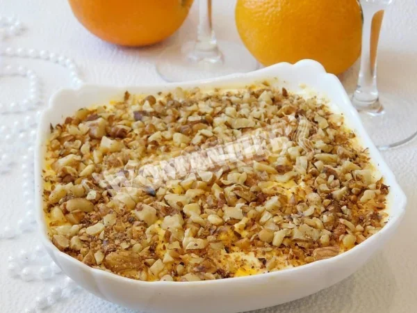 Листковий курячий салат з горіховим майонезом