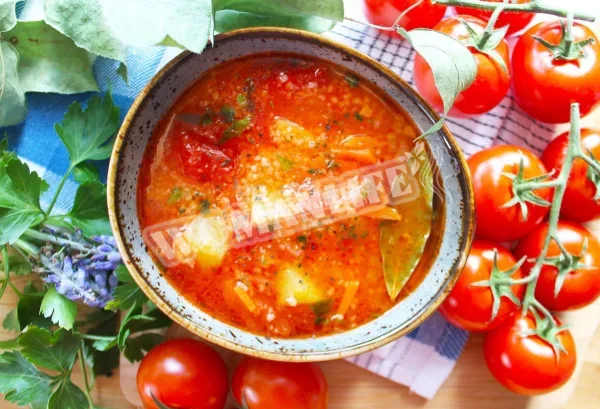 Пісний овочевий суп з помідорами у власному соку та кус-кусом