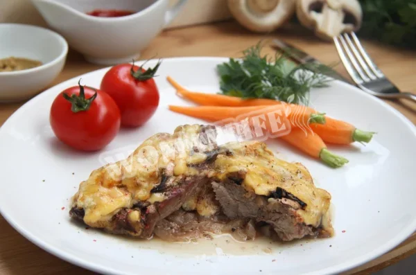 Яловиче філе по-французьки з шампіньйонами та картоплею