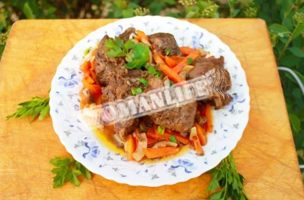 Тушкована заєць з овочами і часником на сковороді