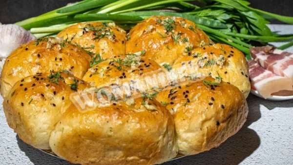 Солодкі пончики з молоком і часниковим соусом