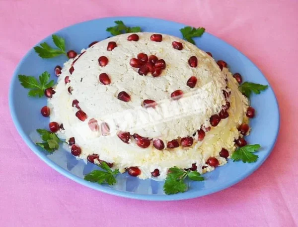 Салат з маринованою цибулею, гранатом і сметаною