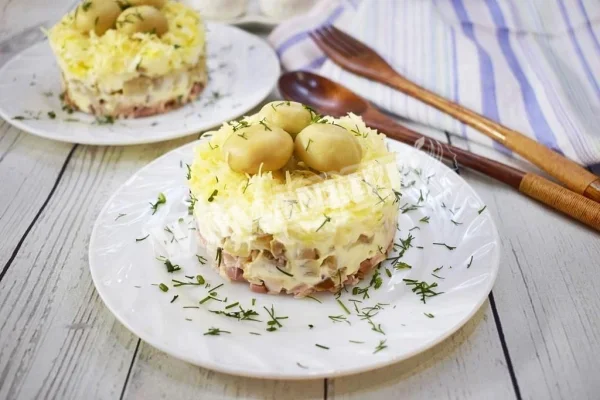 Салат з шампіньйонами копчена курка сир яйця