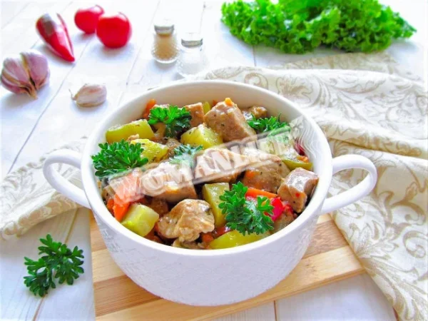 Філе індички з цукіні і часником на сковороді