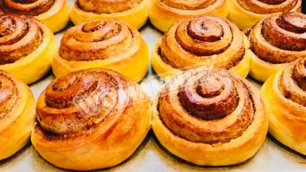 Дріжджові рулетики з корицею